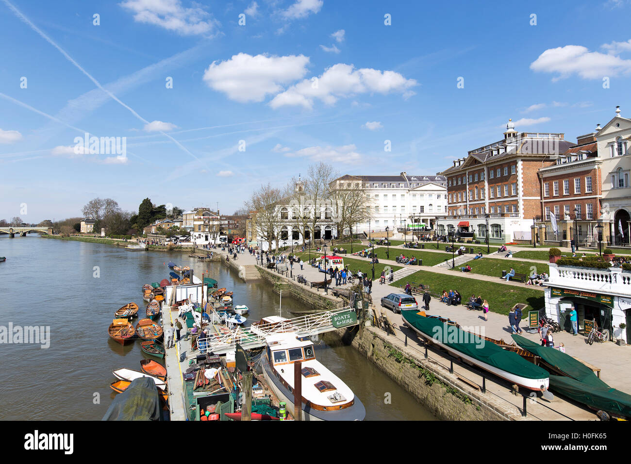 Richmond nach Themse, England, 2. April 2016: historische Richmond, Riverside, die populär mit vielen Londonern und Übernahmen Stockfoto
