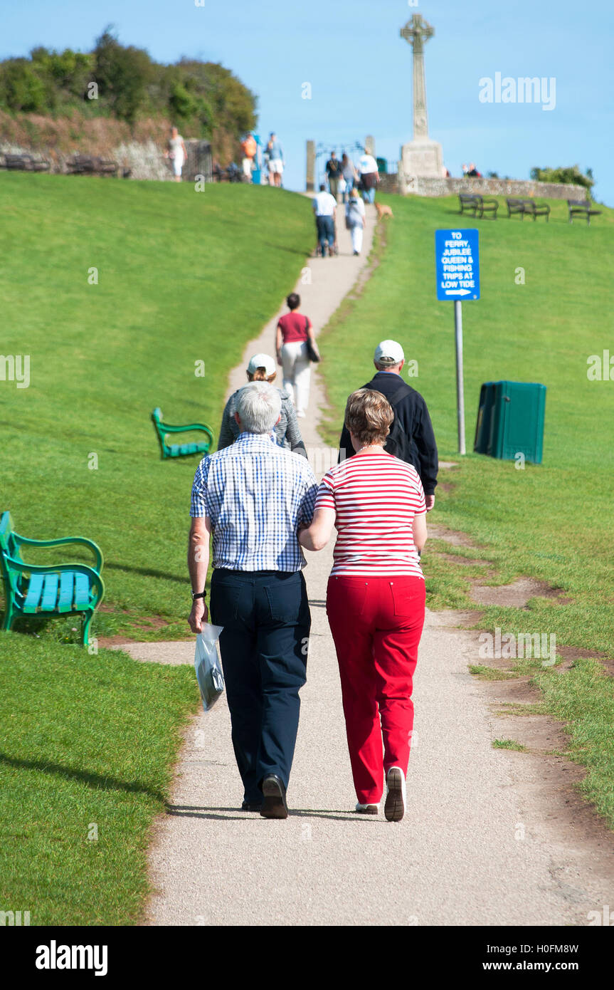 Menschen zu Fuß auf der Südwest-Küste Fußweg auf Padstow in Cornwall, England, UK Stockfoto