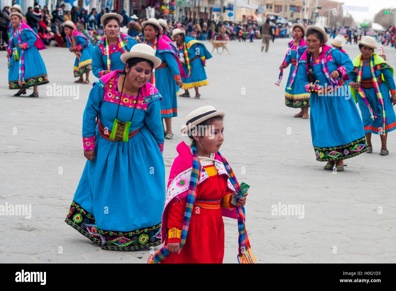 Parade für Virgen de Urkupiña in Uyuni, Bolivien Stockfoto