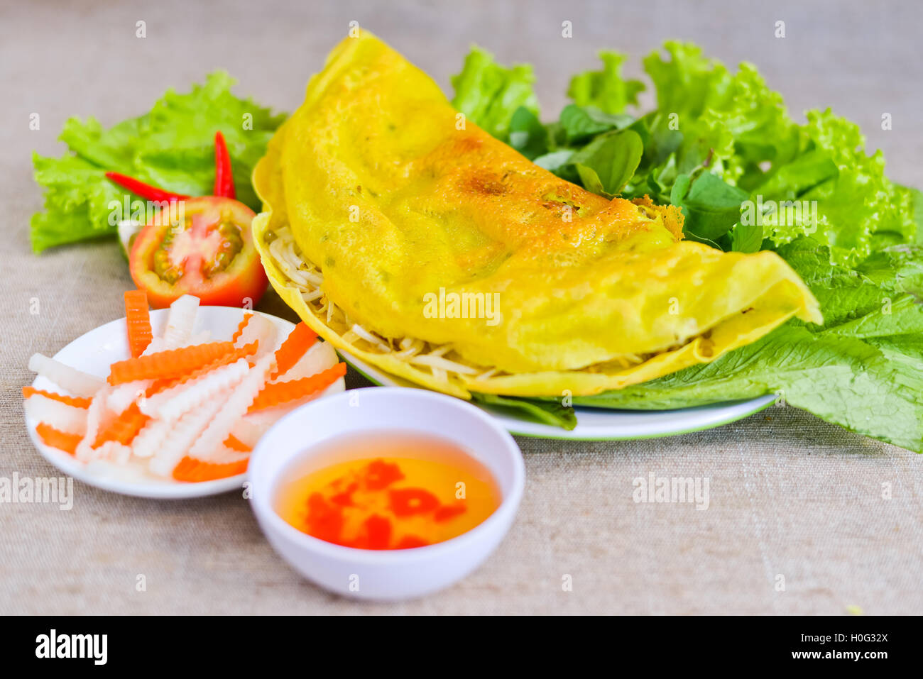 Vietnamesische Reis Pfannkuchen mit Fisch-Sauce, Tomaten und fermentierte Karotte Stockfoto