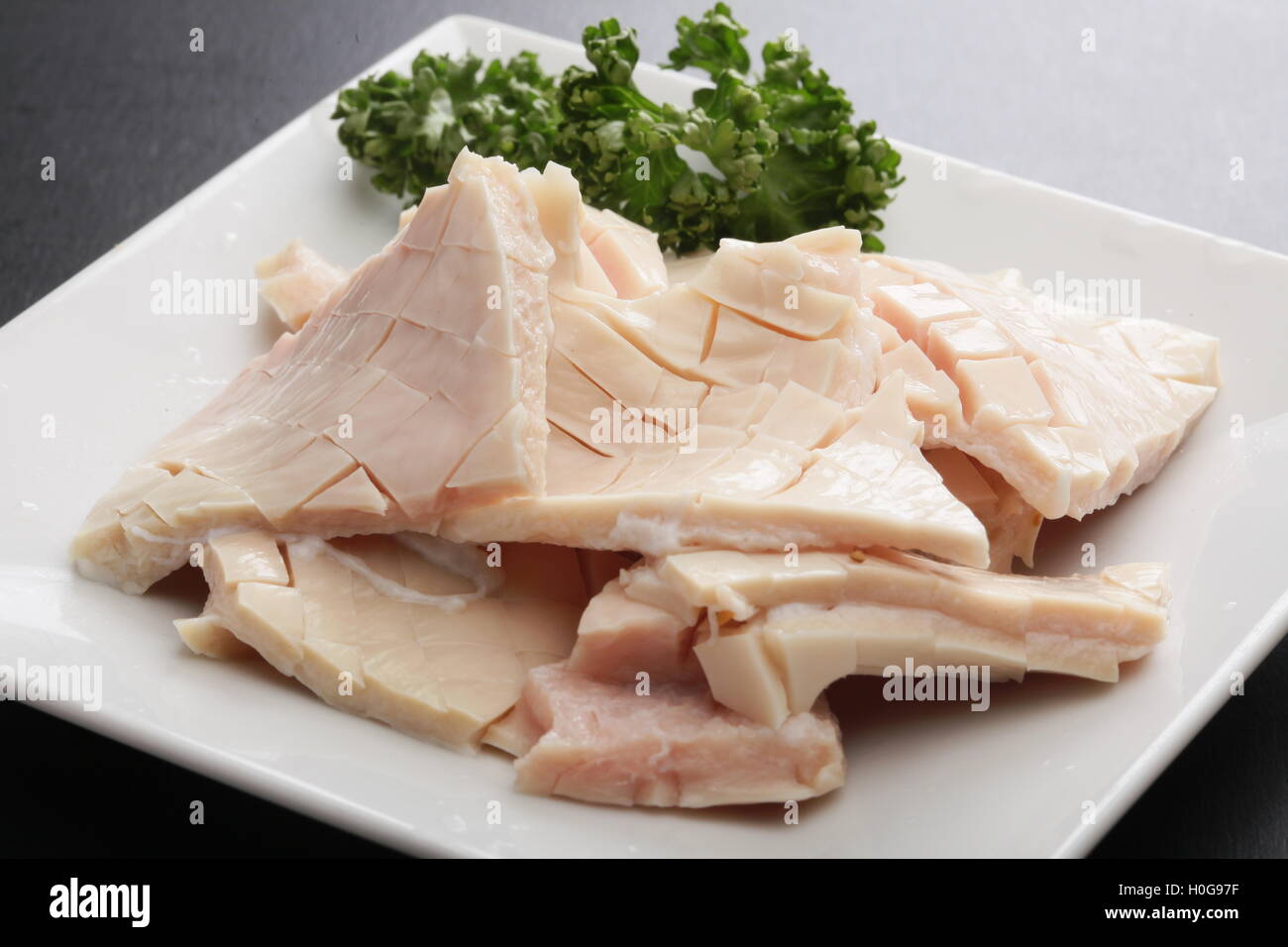 Frische Korikori Magen vom Rind mit Kreuzkümmel Kräuter auf weißem Teller Stockfoto