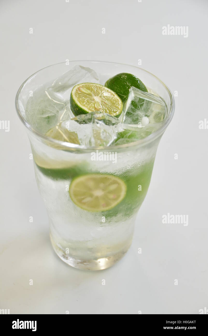 Glas grün Kumquat Saft mit kaltes Eis auf weißem Hintergrund Stockfoto