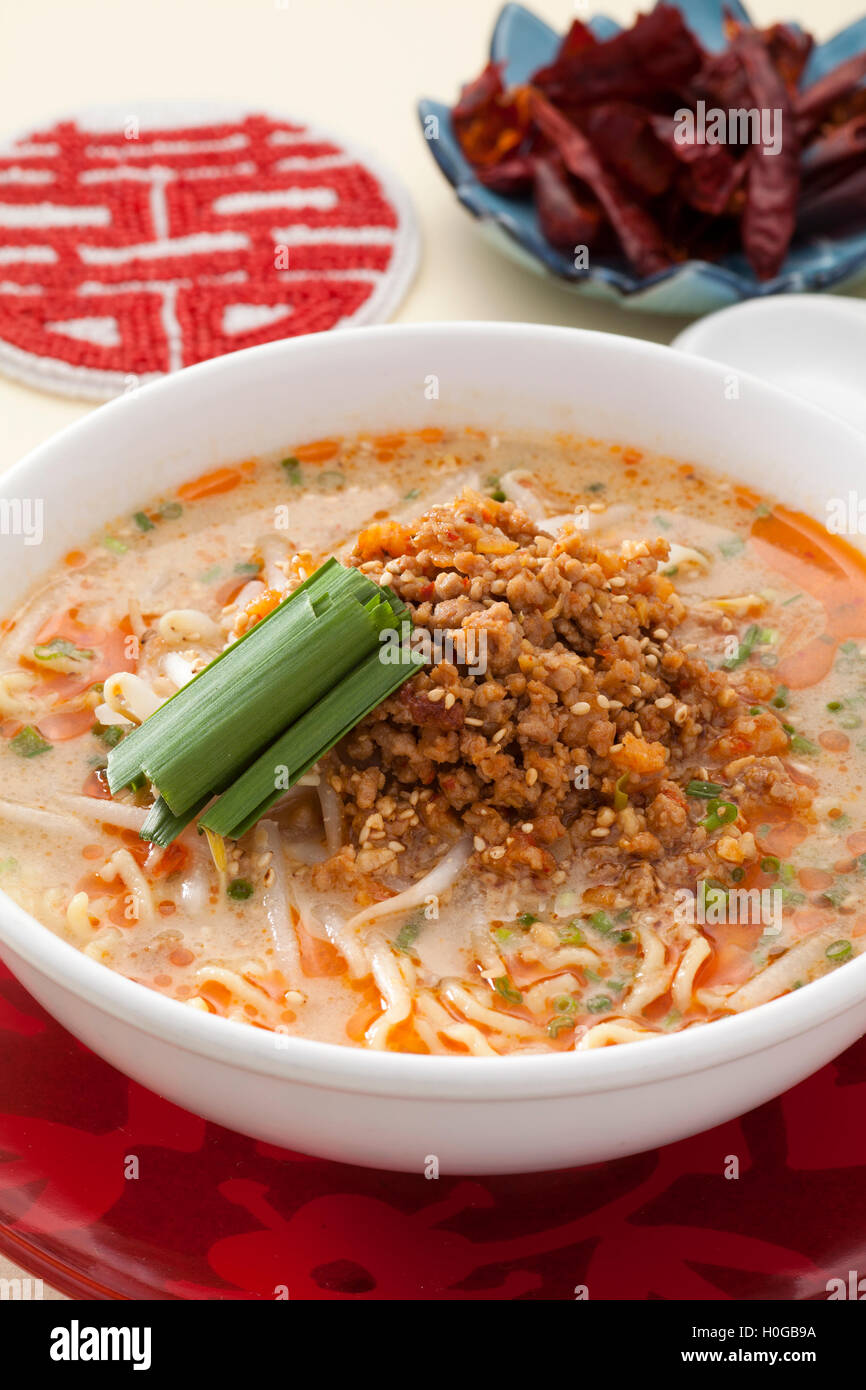 Dandan Nudeln mit Sprossen und gehacktem Schweinefleisch im chinesischen Stil Stockfoto