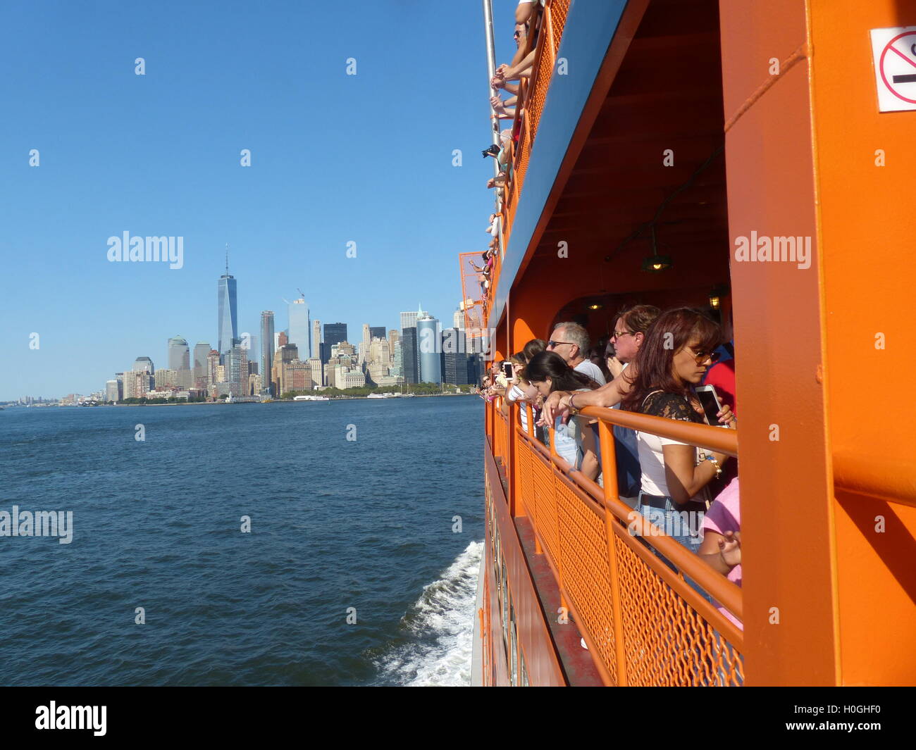 Lower Manhattan mit World Trade Center von Staten Island Ferry betrachtet Stockfoto