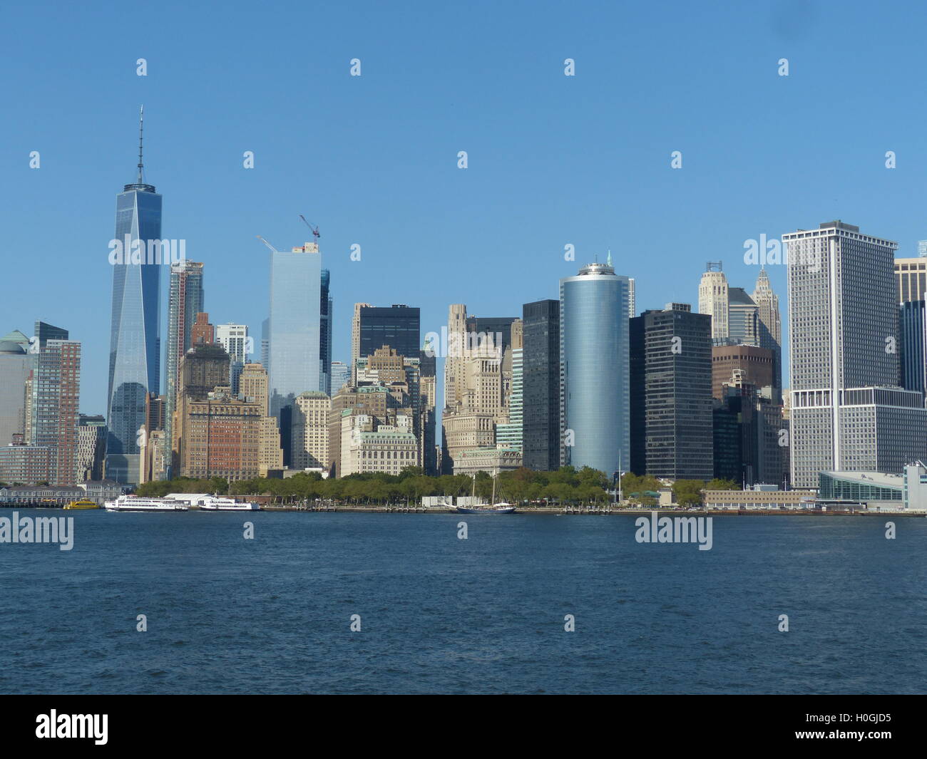 Lower Manhattan mit World Trade Center und Battery Park gesehen von Staten Island Ferry Stockfoto