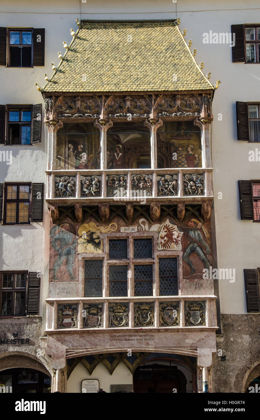 Der Erker ist in geschnitzten Reliefs Wandmalereien und acht geformten Wappen dekoriert. Stockfoto