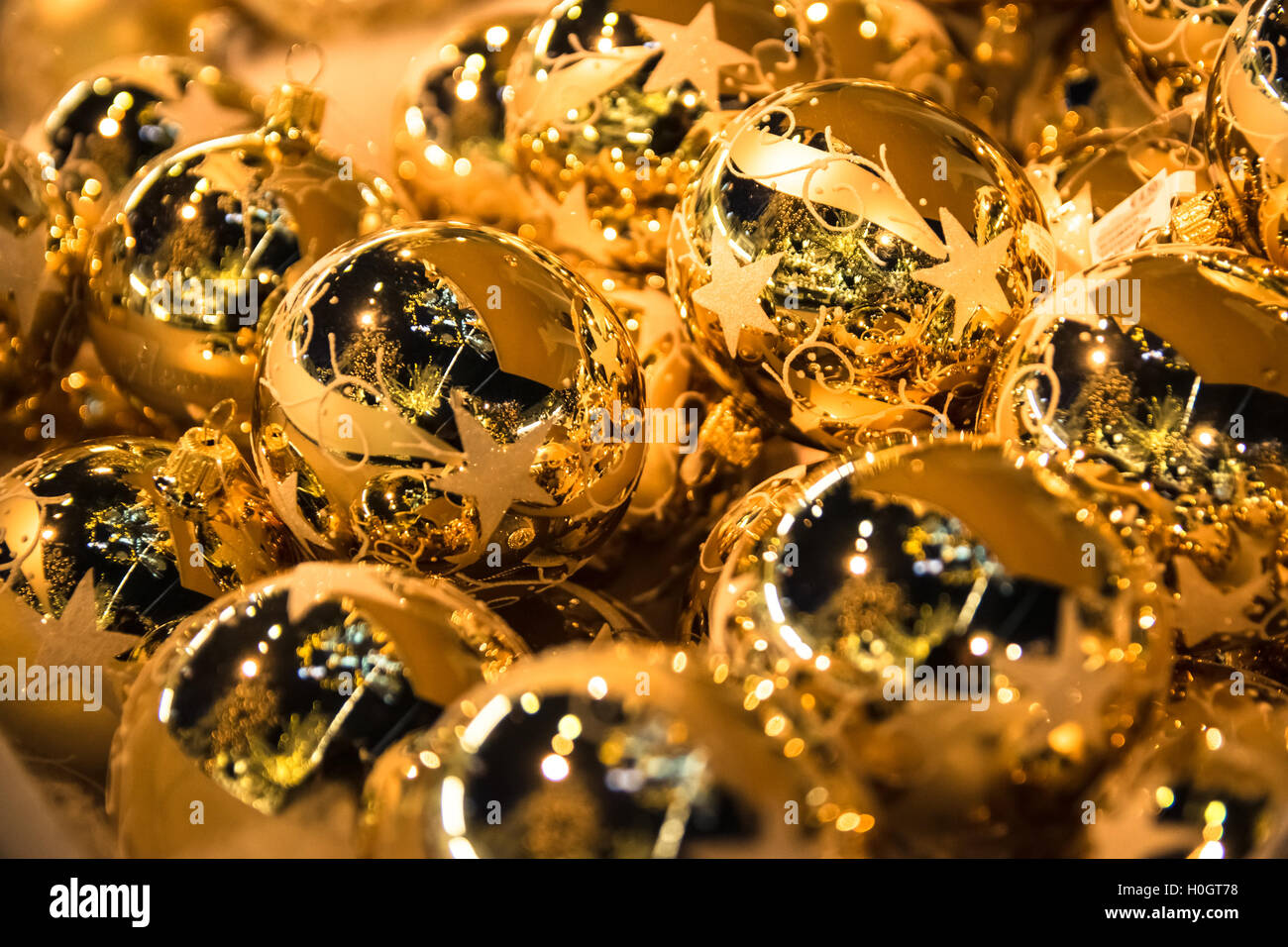 Hintergrund von goldenen Kugeln für den Weihnachtsbaum gebildet. Stockfoto