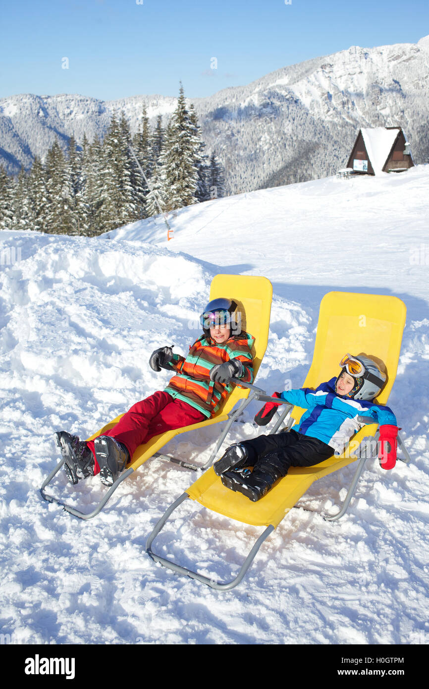 Winter, Ski, Sonne und Spaß. Stockfoto