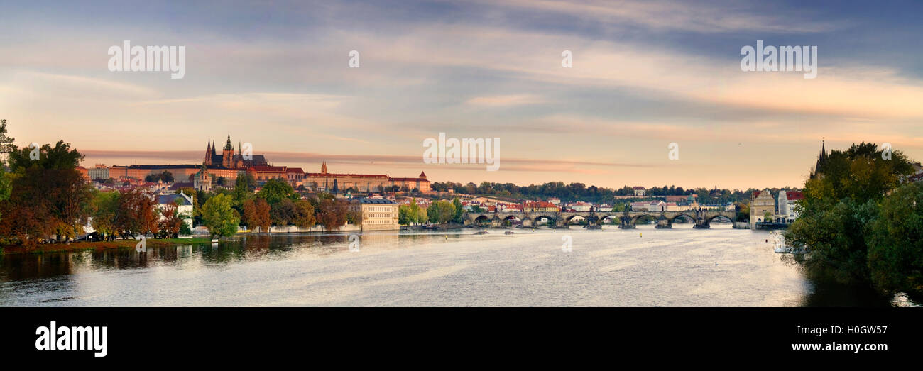 Ein Panorama von der Karlsbrücke und Prager Burg Stockfoto