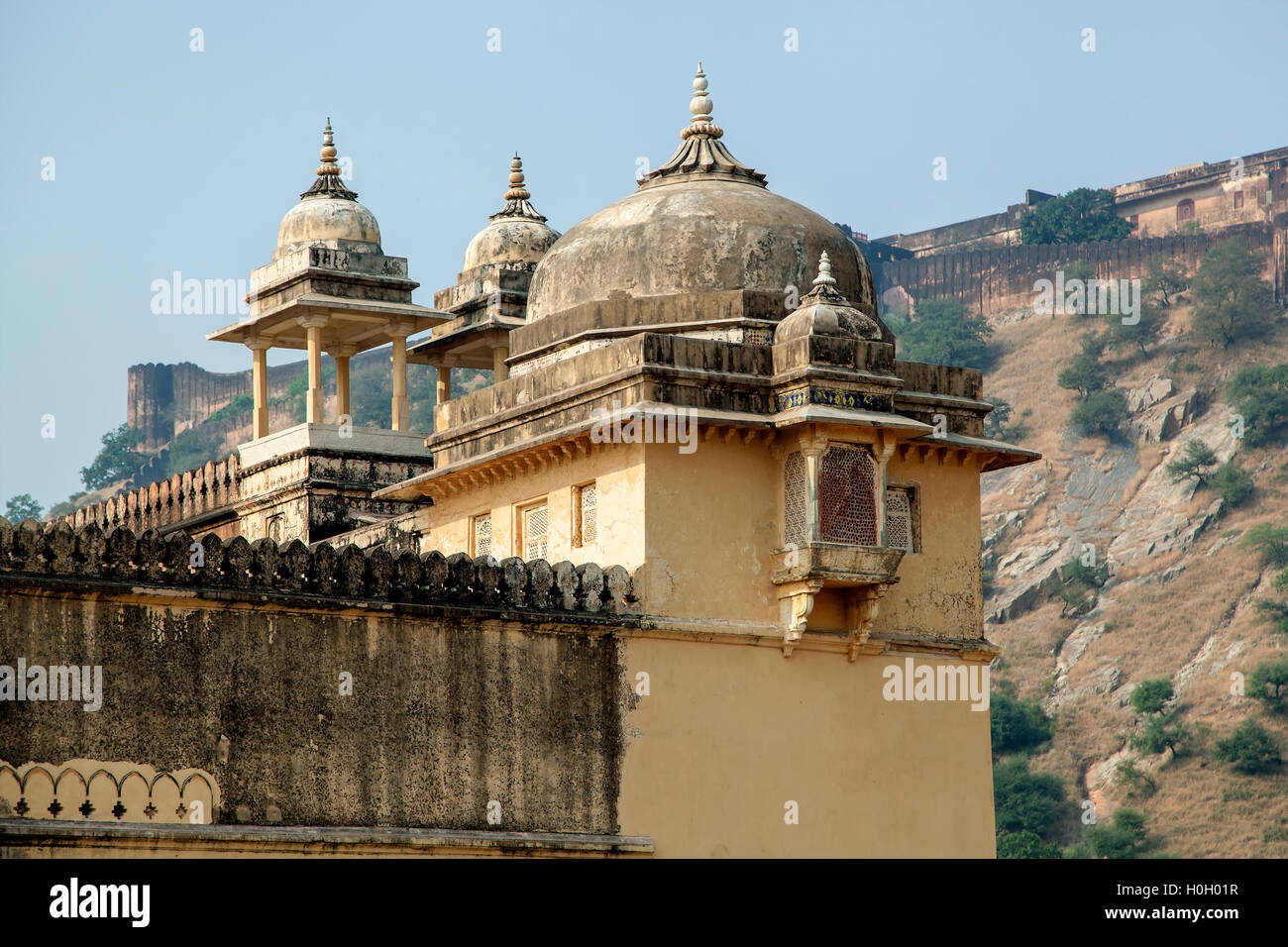 Türme und Mauern in der Ferne, Amber (oder Amer) Fort, Jaipur, Rajasthan, Indien Stockfoto