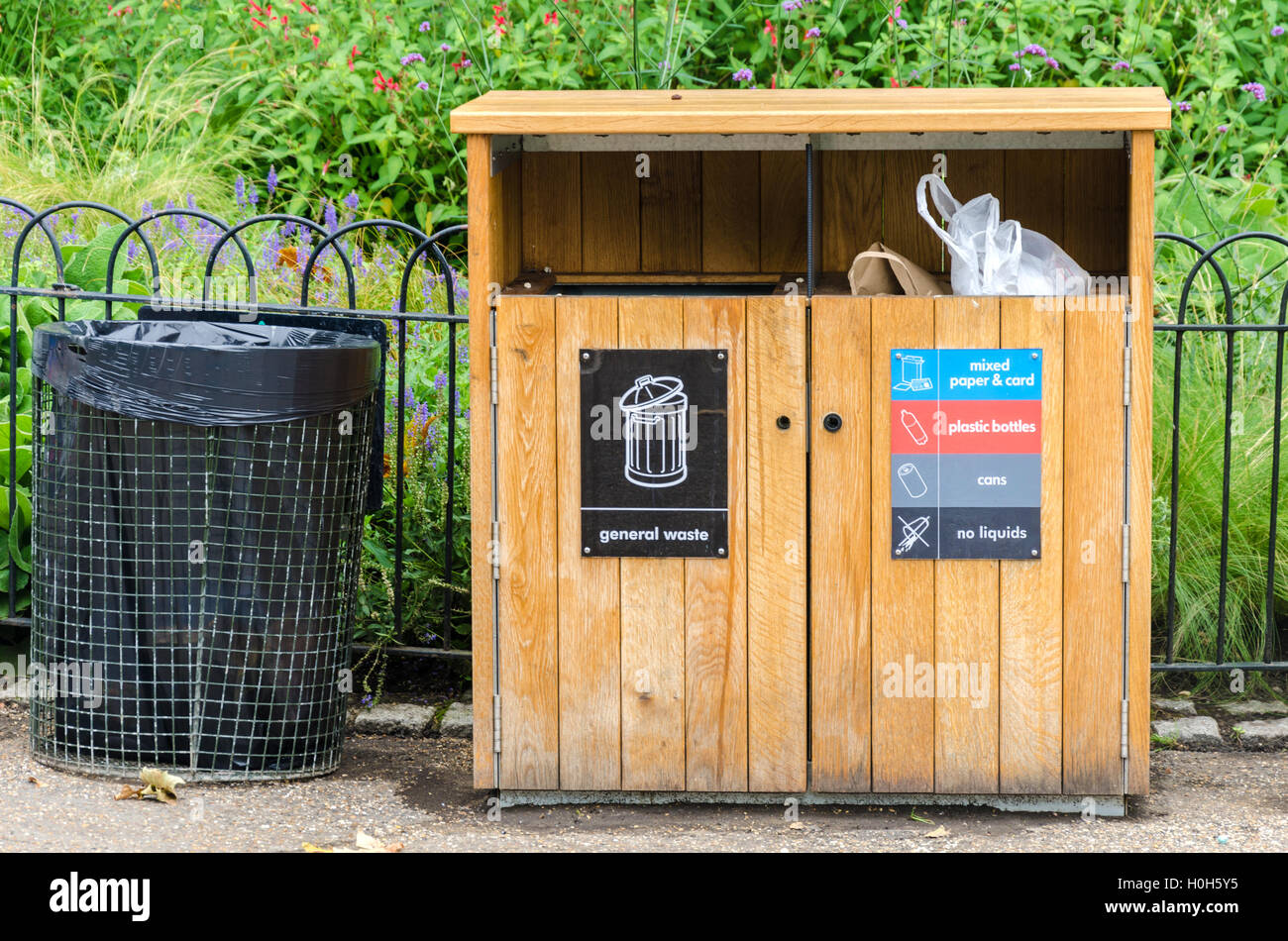 Müll und recycling-Behälter in einem öffentlichen Park. Stockfoto