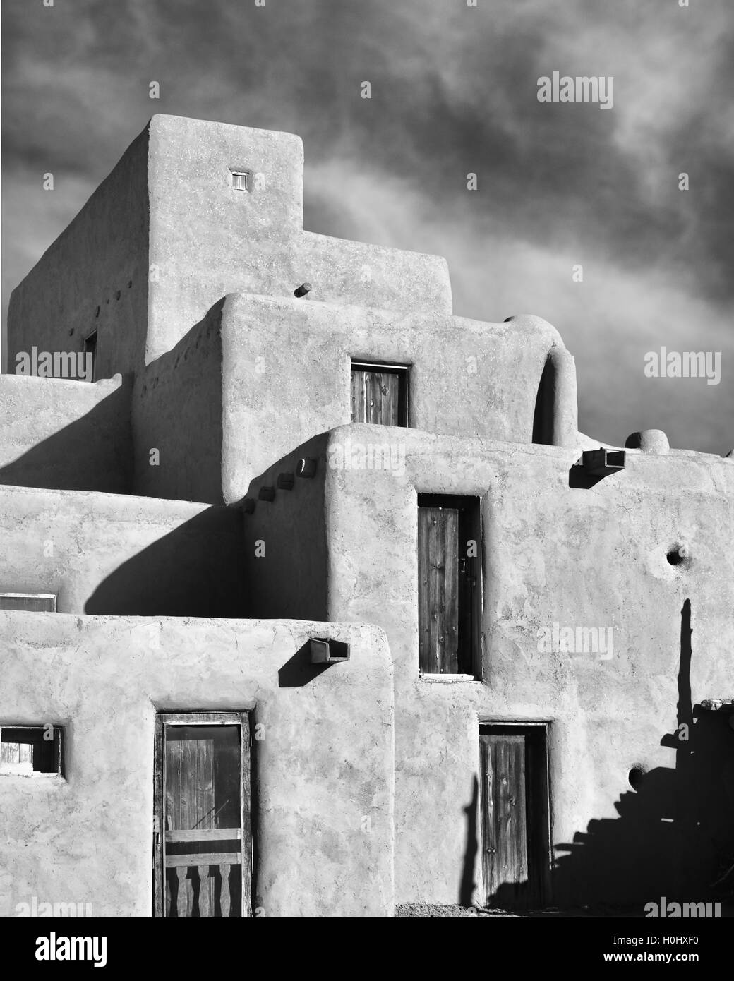 Ein B&W 8 x 10 vertikale Bild eines Adobe gestapelte Haus in Taos Pueblo In neue Mexico.Taos ist ein UNESCO-Weltkulturerbe Stockfoto