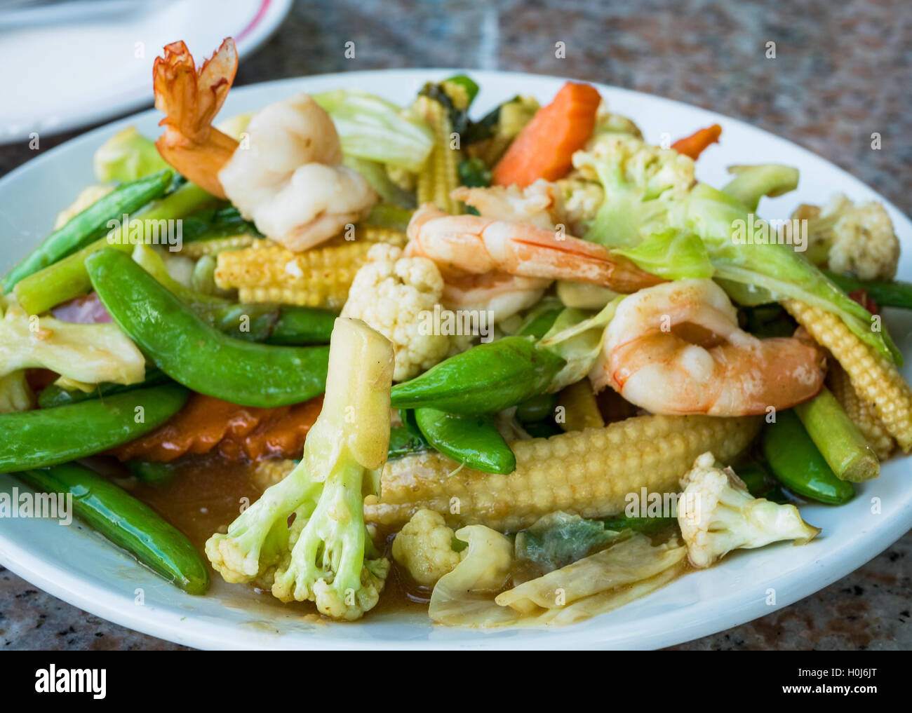 Pad Pak Ruam, rühren gebratene Gemüse mit Garnelen in Austernsauce, die klassische thailändische Gemüsegericht. Stockfoto