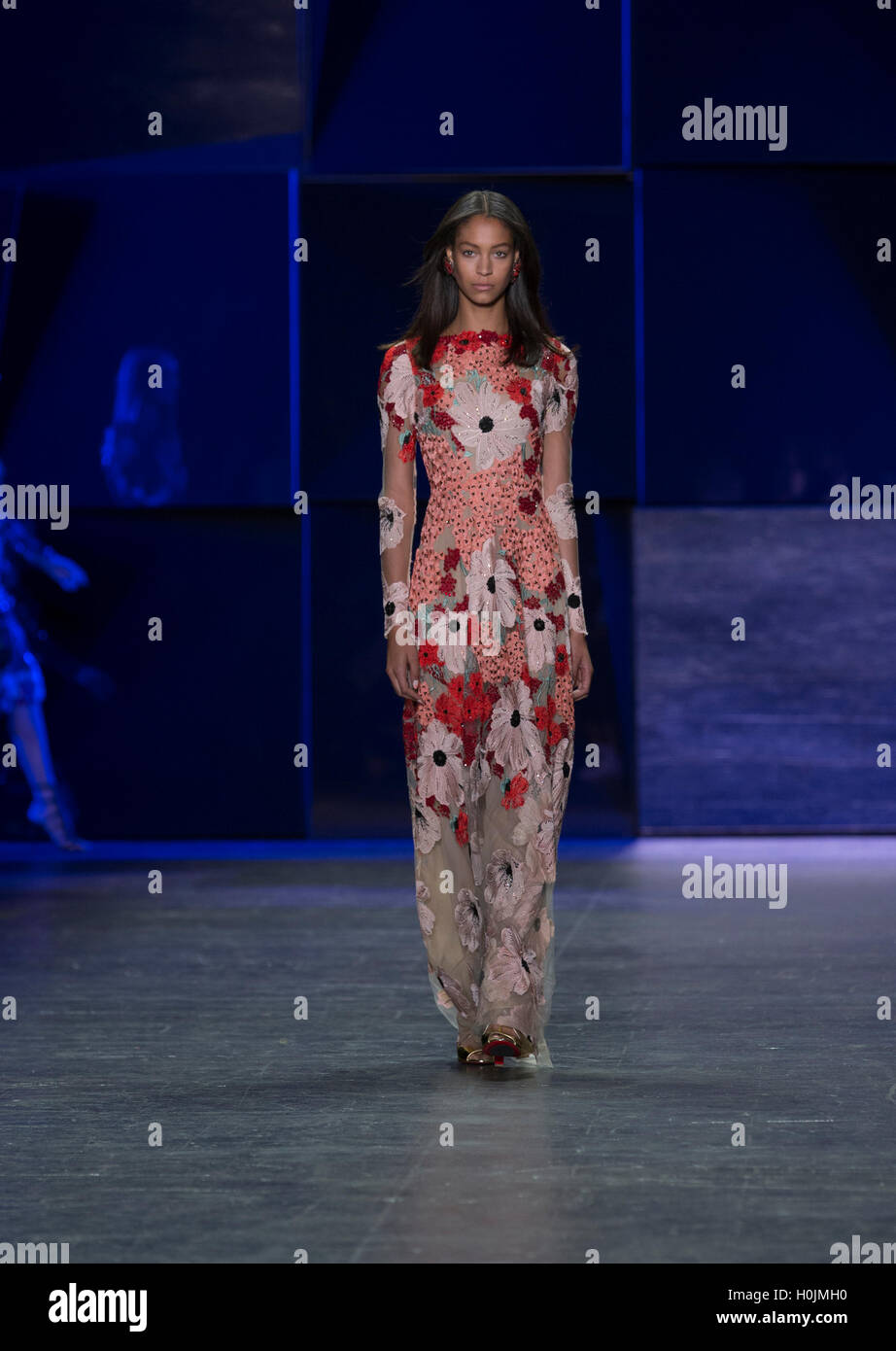 New York, NY USA - 14. September 2016: Modell Spaziergänge Start-und Landebahn für die Sammlung von Naeem Khan während der New York Fashion Woche Frühjahr/Sommer 2017 Moynihan Station Stockfoto