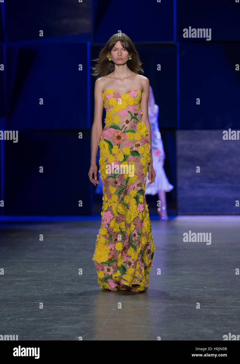 New York, NY USA - 14. September 2016: Modell Spaziergänge Start-und Landebahn für die Sammlung von Naeem Khan während der New York Fashion Woche Frühjahr/Sommer 2017 Moynihan Station Stockfoto