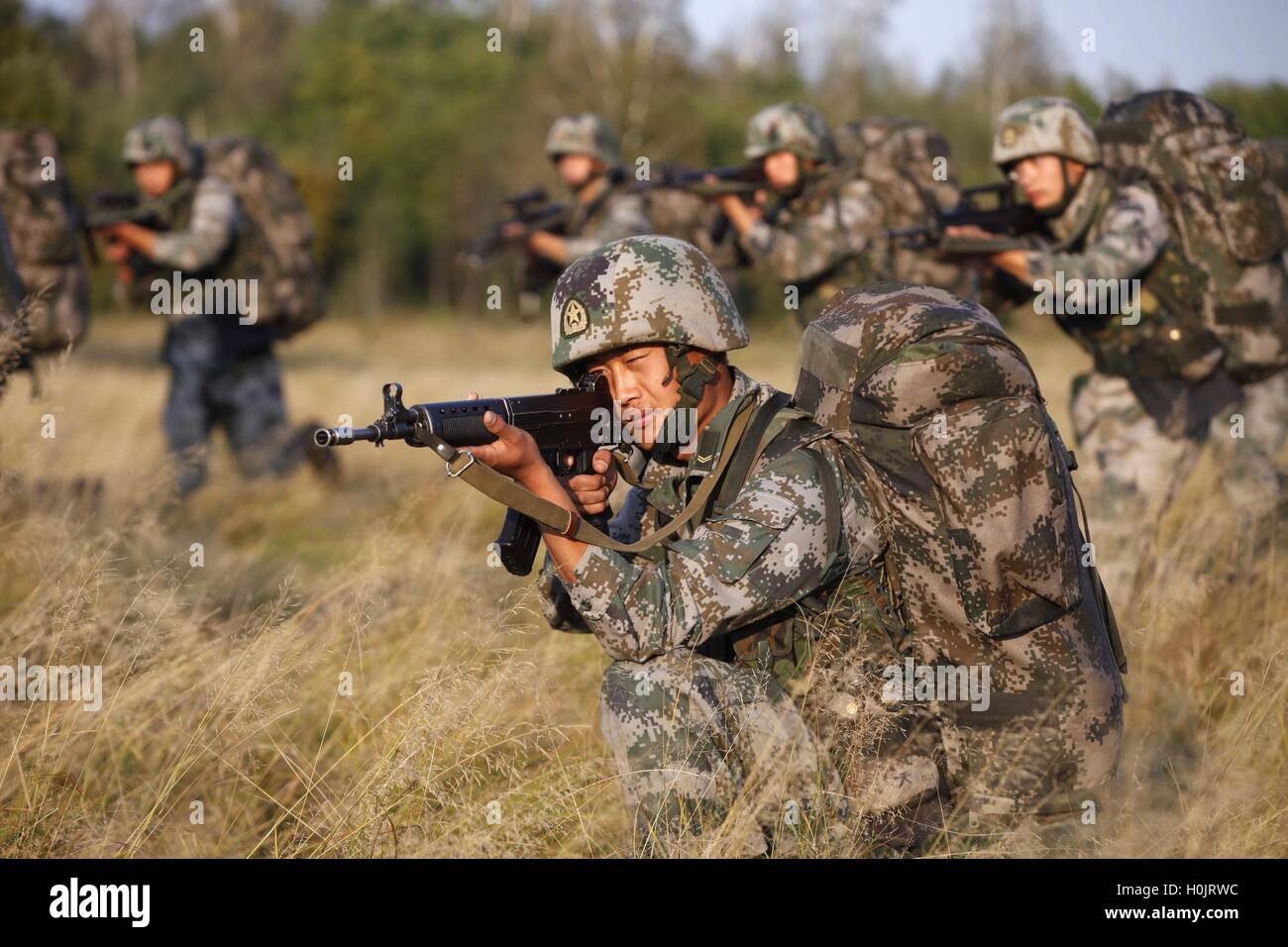 Heihe Heihe, China. 21. Sep, 2016. Heihe, CHINA-18. September 2016: (nur zur redaktionellen Verwendung. CHINA aus) Soldaten führen eine militärische Übung in Heihe, Nordosten China¡¯s Heilongjiang Provinz, anlässlich des 85. Jahrestages der 18. September Vorfall. Am 18. September Vorfall, auch bekannt als Mukden-Zwischenfall oder mandschurischen Zwischenfall war ein inszeniertes Ereignis des japanischen Militärs als Vorwand für die japanische Invasion im Jahre 1931 von Nordost-China, bekannt als die Mandschurei entwickelt. 18. September 1931 Kräfte auf Japanisch, die bereits Teile der Mandschurei (heute Liaoning, Heilongj besetzten Stockfoto