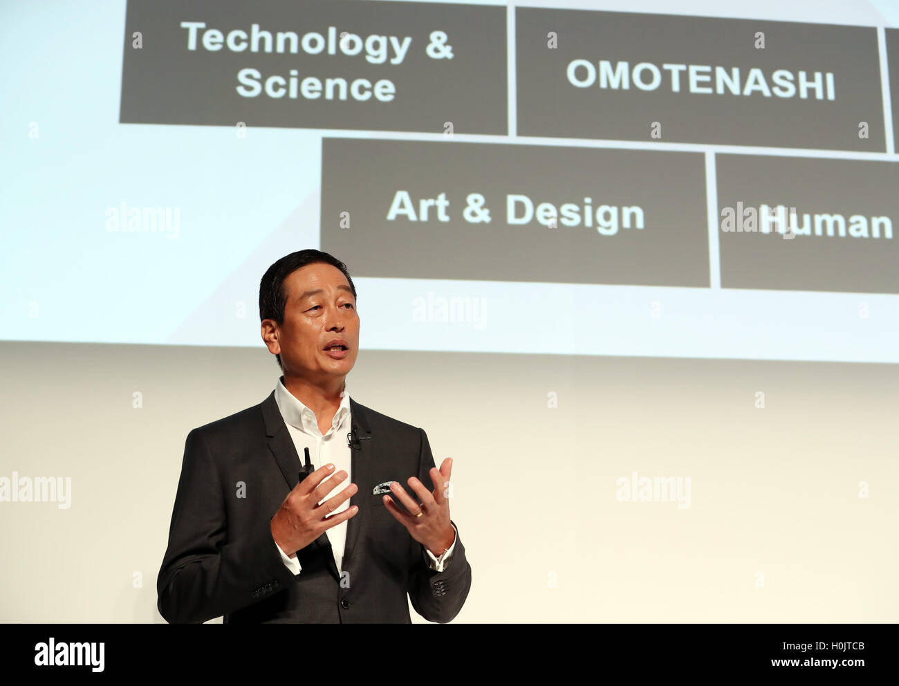 Tokio, Japan. 21. Sep, 2016. Japans Kosmetik riesigen Shiseido Präsident Masahiko Uotani kündigt an, dass das Unternehmen die neue Make-up-Marke "Playlist" in Tokio am Mittwoch, 21. September 2016 starten. Playlist wird von Shiseido-professionelle Make-up-Artists entwickelt und Benutzer werden in der Lage, Web-Beratung und Make-up-Tipps über das Internet zu haben. © Yoshio Tsunoda/AFLO/Alamy Live-Nachrichten Stockfoto