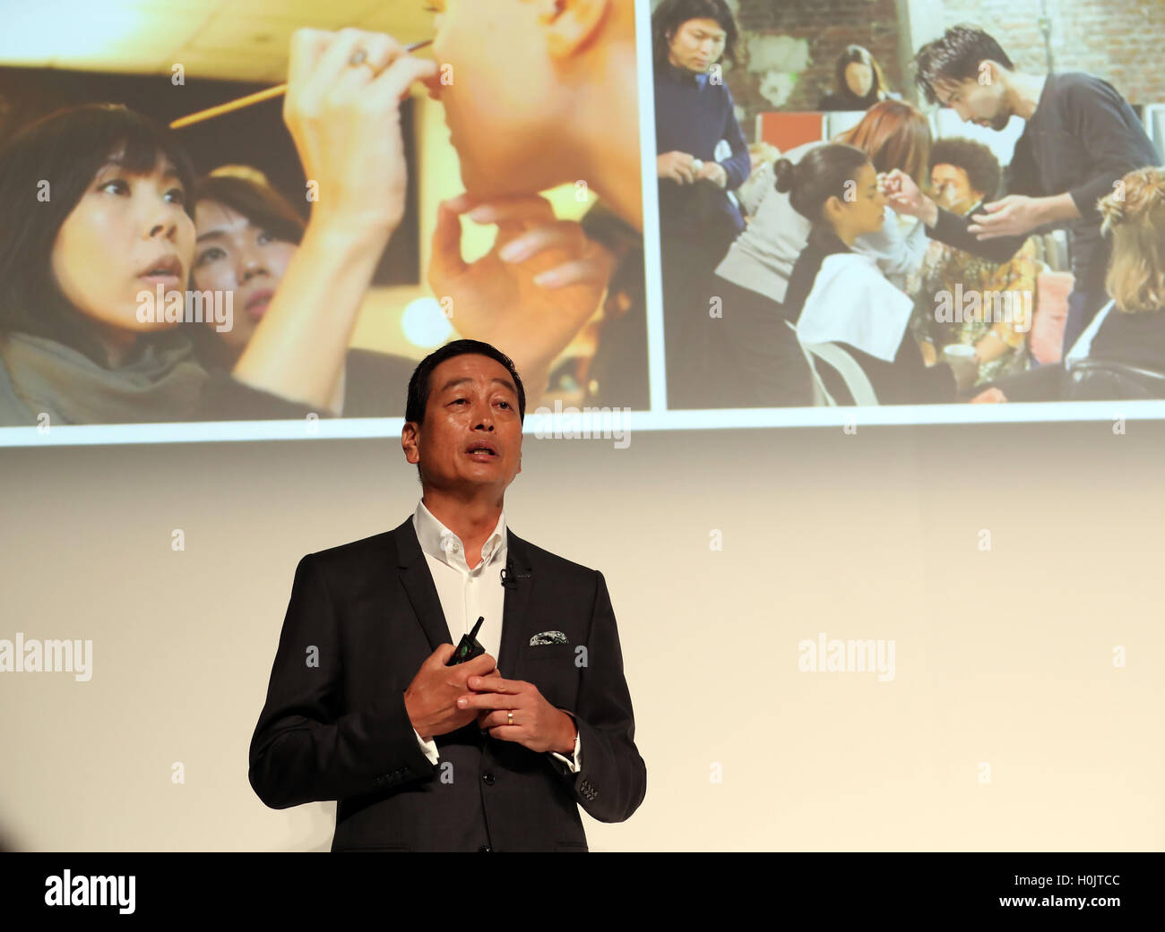 Tokio, Japan. 21. Sep, 2016. Japans Kosmetik riesigen Shiseido Präsident Masahiko Uotani kündigt an, dass das Unternehmen die neue Make-up-Marke "Playlist" in Tokio am Mittwoch, 21. September 2016 starten. Playlist wird von Shiseido-professionelle Make-up-Artists entwickelt und Benutzer werden in der Lage, Web-Beratung und Make-up-Tipps über das Internet zu haben. © Yoshio Tsunoda/AFLO/Alamy Live-Nachrichten Stockfoto