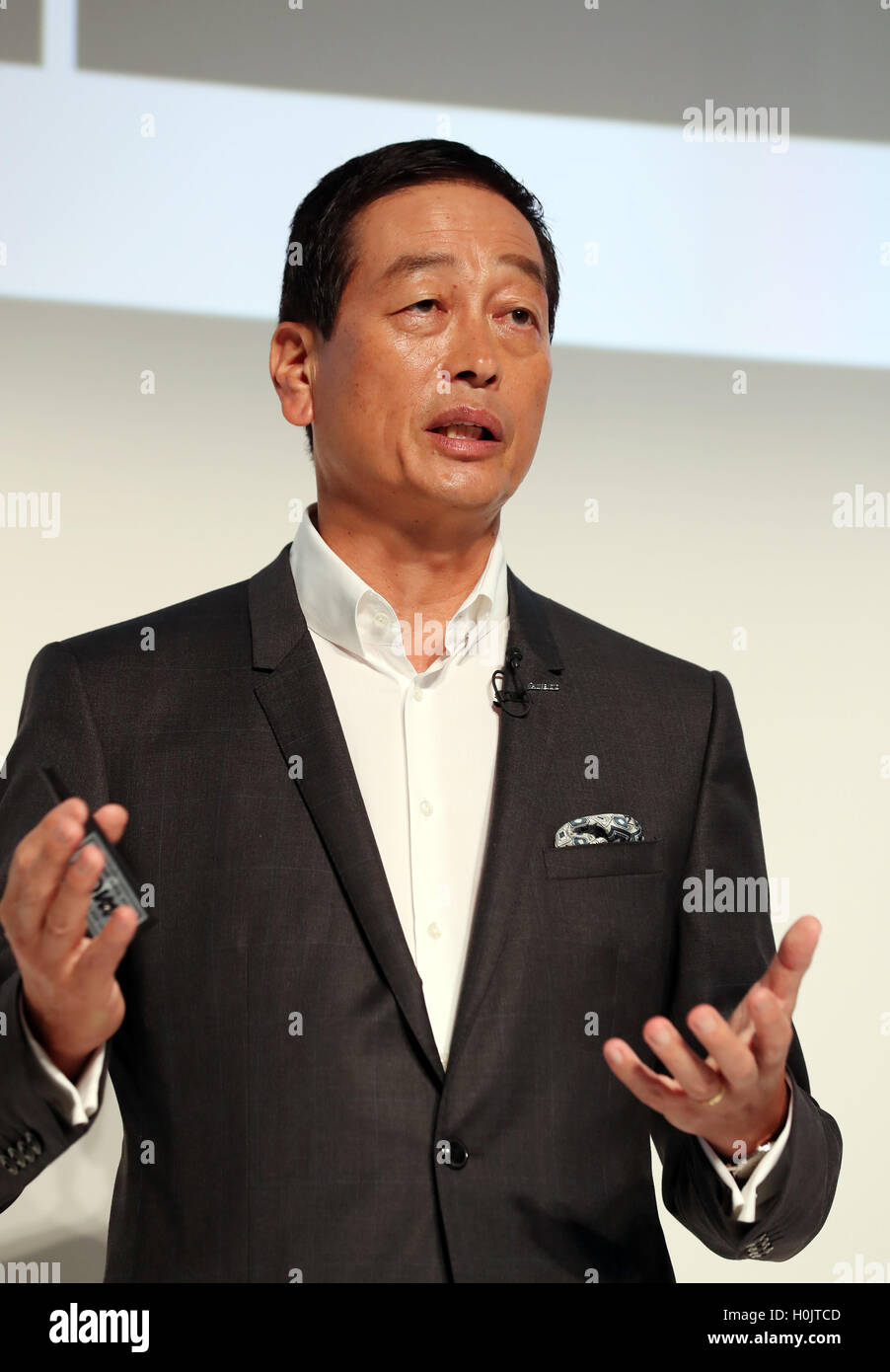 Tokio, Japan. 21. Sep, 2016. Japans Kosmetik riesigen Shiseido Präsident Masahiko Uotani kündigt an, dass das Unternehmen die neue Make-up-Marke "Playlist" in Tokio am Mittwoch, 21. September 2016 starten. Playlist wird von Shiseido-professionelle Make-up-Artists entwickelt und Benutzer werden in der Lage, Web-Beratung und Make-up-Tipps über das Internet zu haben. © Yoshio Tsunoda/AFLO/Alamy Live-Nachrichten Stockfoto