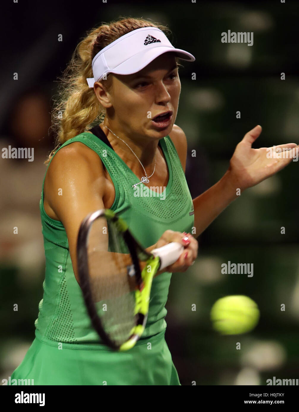 Dänemarks Caroline Wozniacki kehrt die Kugel Agaiant Schweizer Belinda Bencic in der ersten Runde der Toray Pan Pacific Open Tennis Championships in Tokio am 20. September 2016. Wozniacki besiegte Bencic 6-2, 5-7, 6-1. © Yoshio Tsunoda/AFLO/Alamy Live-Nachrichten Stockfoto