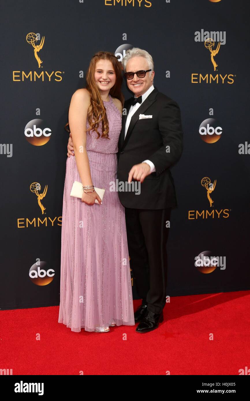 Los Angeles, CA, USA. 18. September 2016. Mary Louisa Whitford, Bradley Whitford im Ankunftsbereich für die 68. Annual Primetime Emmy Awards 2016 - Ankünfte 3, Microsoft Theater, Los Angeles, CA 18. September 2016. © Priscilla Grant/Everett Collection/Alamy Live-Nachrichten Stockfoto