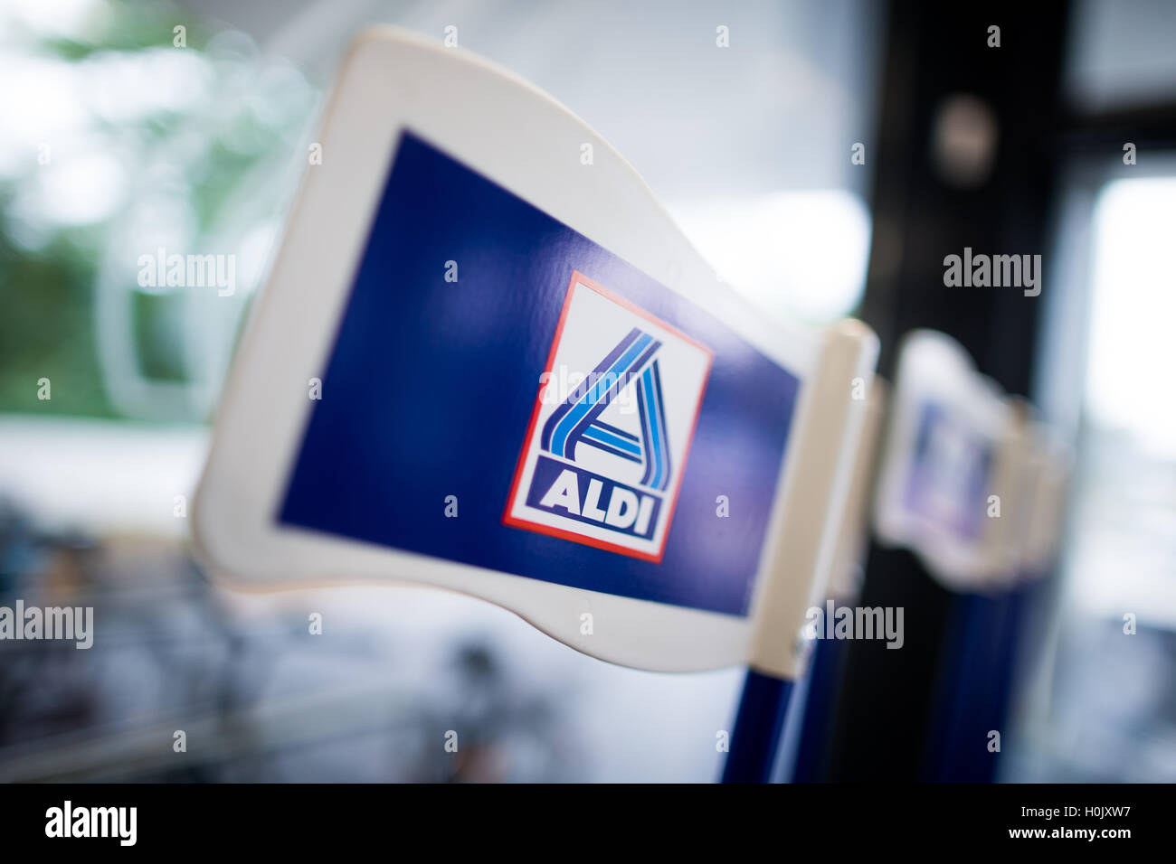 Gladbeck, Deutschland. 20. Sep, 2016. Fahnen mit dem Logo von Aldi Nord in einer neu gestalteten Aldi Nord gesehen speichern in Gladbeck, Deutschland, 20. September 2016. Rabatt-Supermarkt-Kette präsentiert Aldi Aldi Nord (lit.) Aldi Nord) Supermarkt der Zukunft als Blaupause für zukünftige Geschäfte. Foto: Rolf Vennenbernd/Dpa/Alamy Live News Stockfoto