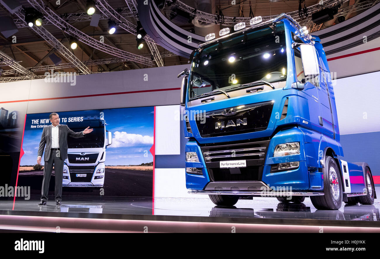 Hannover, Deutschland. 21. Sep, 2016. Mann marketing Direktor Heinz-Jürgen Löw präsentiert die neue MAN-Truck "PerformanceLine" am Stand von MAN auf der 66. IAA gewerbliche Fahrzeuge-Messe in Hannover, Deutschland, 21. September 2016. Rund 2.000 Aussteller aus 52 Ländern präsentieren alternative Motoren, autonome Autos und vernetzte Fahrzeuge von 22 bis 29 September auf der Leitmesse für Nutzfahrzeuge. Foto: PETER STEFFEN/Dpa/Alamy Live News Stockfoto