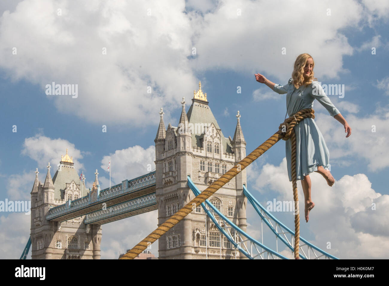 London, UK. 21. September 2016. Luftakrobatin Sally Miller in den Charakter der Emma Bloom ergreift die Flucht vor dem Hintergrund der Tower Bridge, den neuen Tim Burton Film Miss Peregrine Home für Peculair Kinder zu fördern. Bildnachweis: Roger Garfield/Alamy Live-Nachrichten Stockfoto