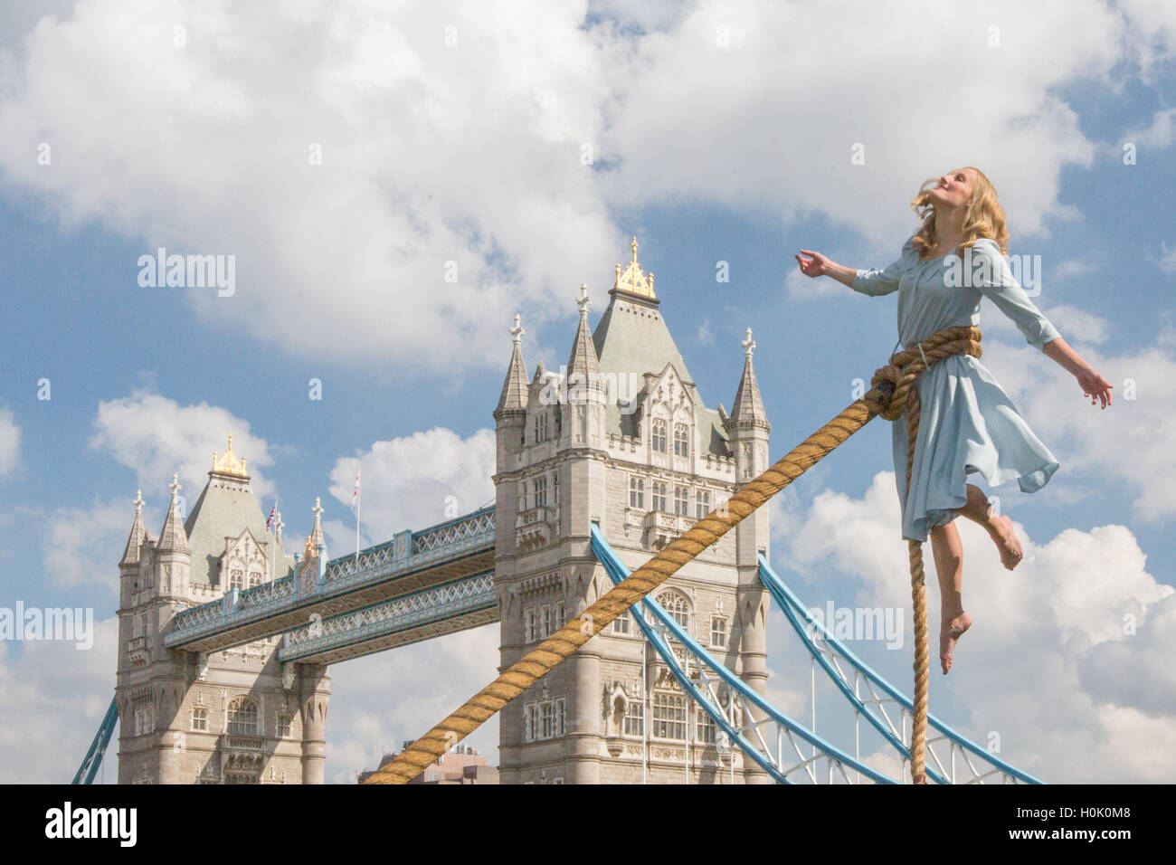 London, UK. 21. September 2016. Luftakrobatin Sally Miller in den Charakter der Emma Bloom ergreift die Flucht vor dem Hintergrund der Tower Bridge, den neuen Tim Burton Film Miss Peregrine Home für Peculair Kinder zu fördern. Bildnachweis: Roger Garfield/Alamy Live-Nachrichten Stockfoto