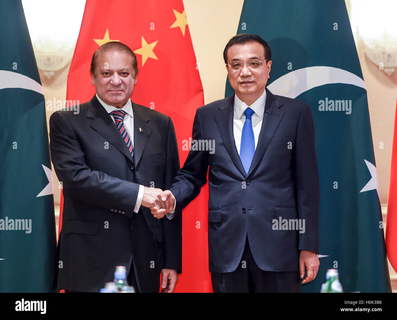 New York, USA. 21. Sep, 2016. Chinese Premier Li Keqiang (R) trifft sich mit pakistanischen Premierminister Nawaz Sharif in New York, 21. September 2016. © Li Xueren/Xinhua/Alamy Live-Nachrichten Stockfoto