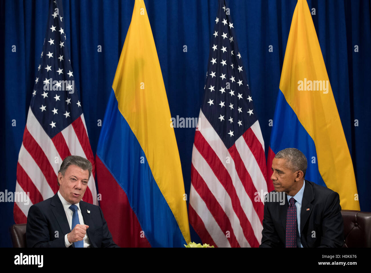 (L, R) Präsident von Kolumbien Juan Manuel Santos spricht bei einem bilateralen Treffen mit US-Präsident Barack Obama im Lotte New York Palace Hotel, 21. September 2016 in New York City. In Dienstages Rede vor den Vereinten Nationen erklärt, dass "helfen Kolumbien Ende Lateinamerikas längste Krieg" Generalversammlung, Obama war zu seinen wichtigsten Errungenschaften als Präsident. Im vergangenen Monat erreicht die kolumbianische Regierung ein Friedensabkommen mit der revolutionären Streitkräfte Kolumbiens (FARC). Bildnachweis: Drew Angerer/Pool über CNP - kein Draht-Dienst- Stockfoto