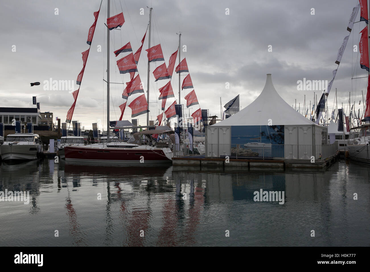 Southampton, UK. 22. Sep, 2016. Graue Wolken über den Yachthafen auf der Southampton Boat Show 2016 Kredit: Keith Larby/Alamy Live News Stockfoto