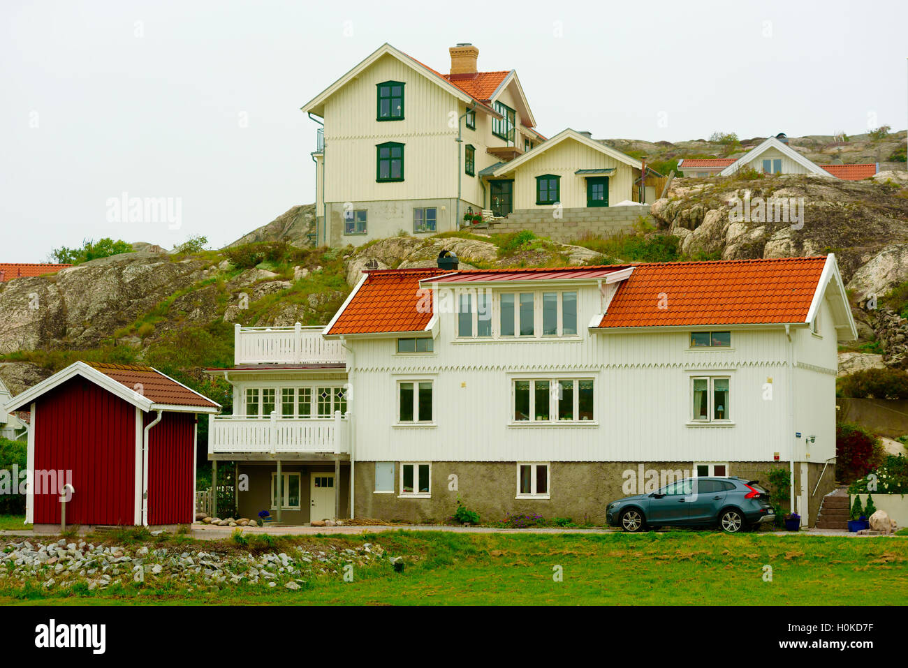 Tjorn, Schweden - 9. September 2016: Ökologische Dokumentation der Klippe Seite Häuser an einem nebligen Morgen. Stockfoto
