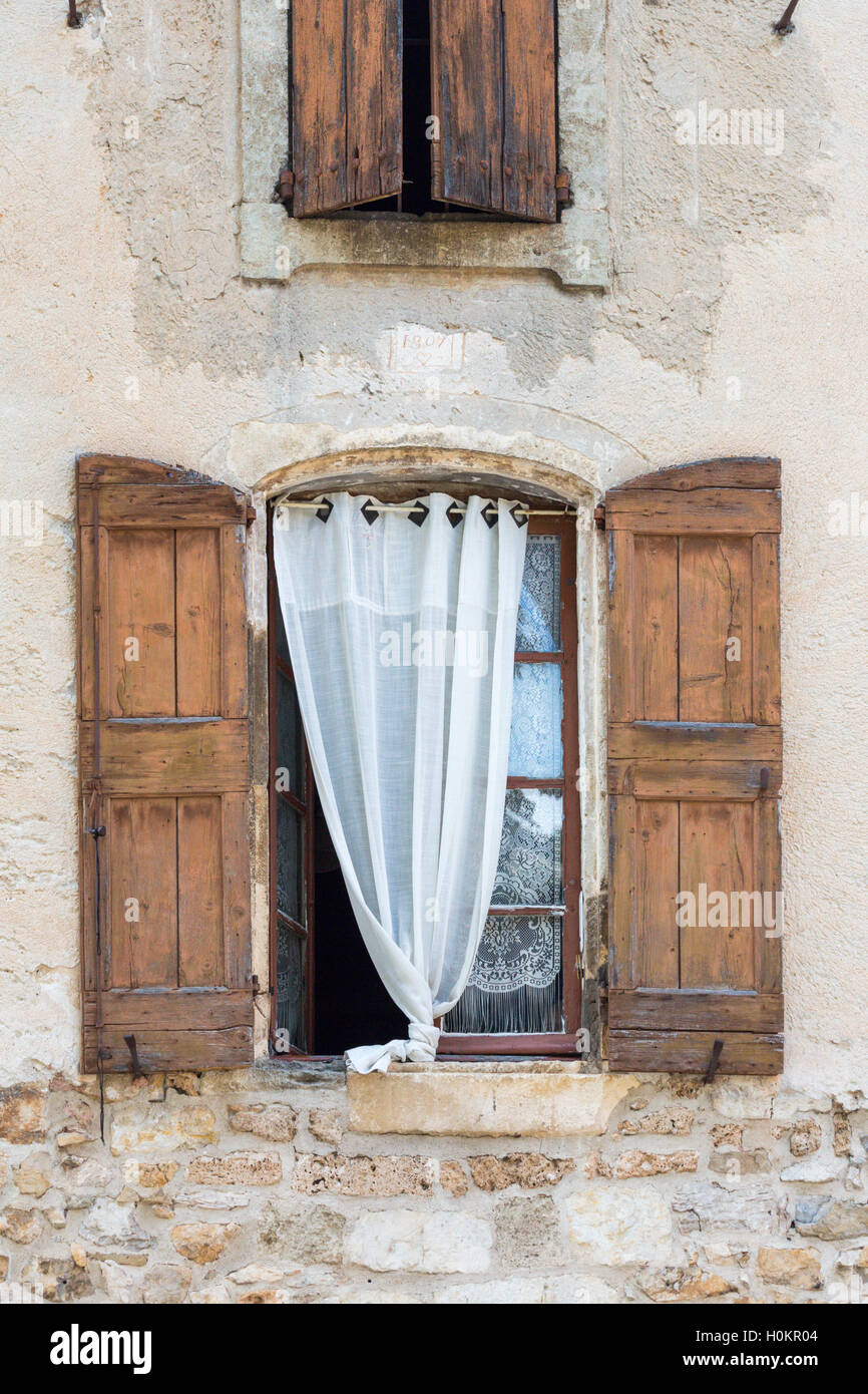Fenster, Fensterläden und Vorhänge, Saint-Guilhem-le-Desert Village, Languedoc, Frankreich Stockfoto