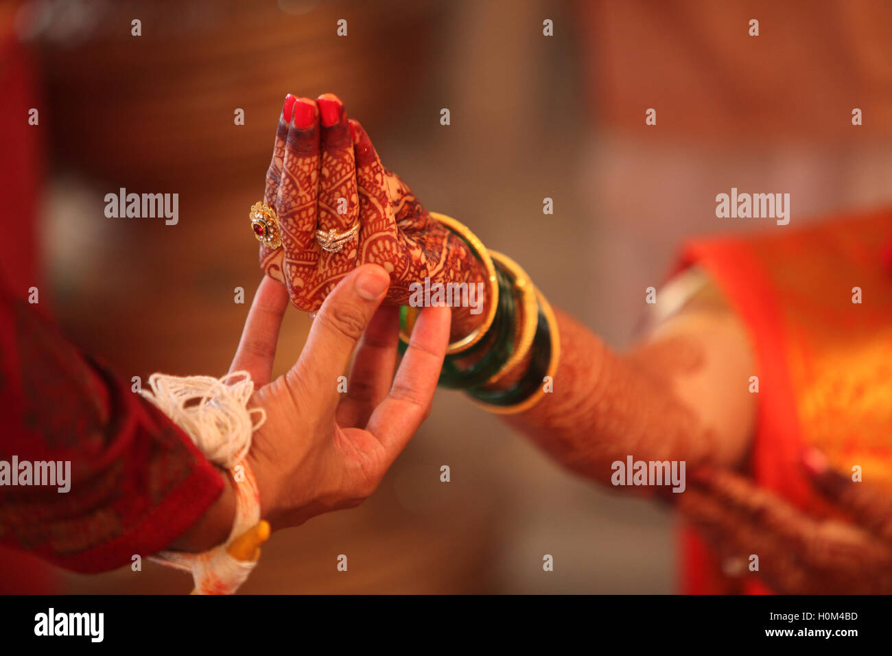 Eine indische Bräutigam an die Braut Hand während einer traditionellen hindu-Hochzeit Rituals Stockfoto