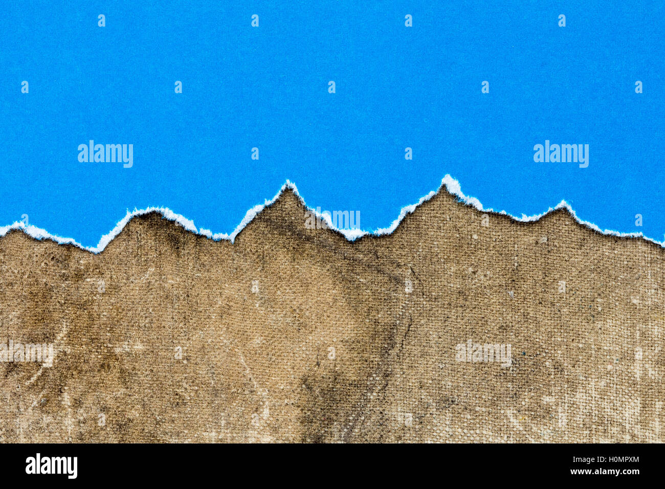 Zerrissene Blaubuch auf schmutzigen Leinwand Hintergrund Stockfoto