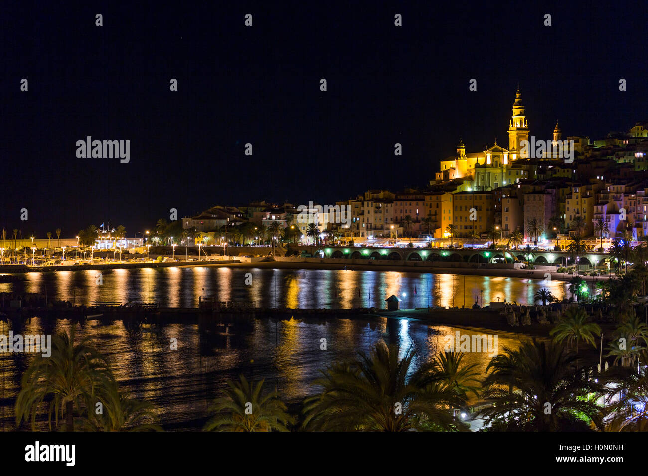 Menton, Alpes-Maritimes, Frankreich in der Nacht Stockfoto