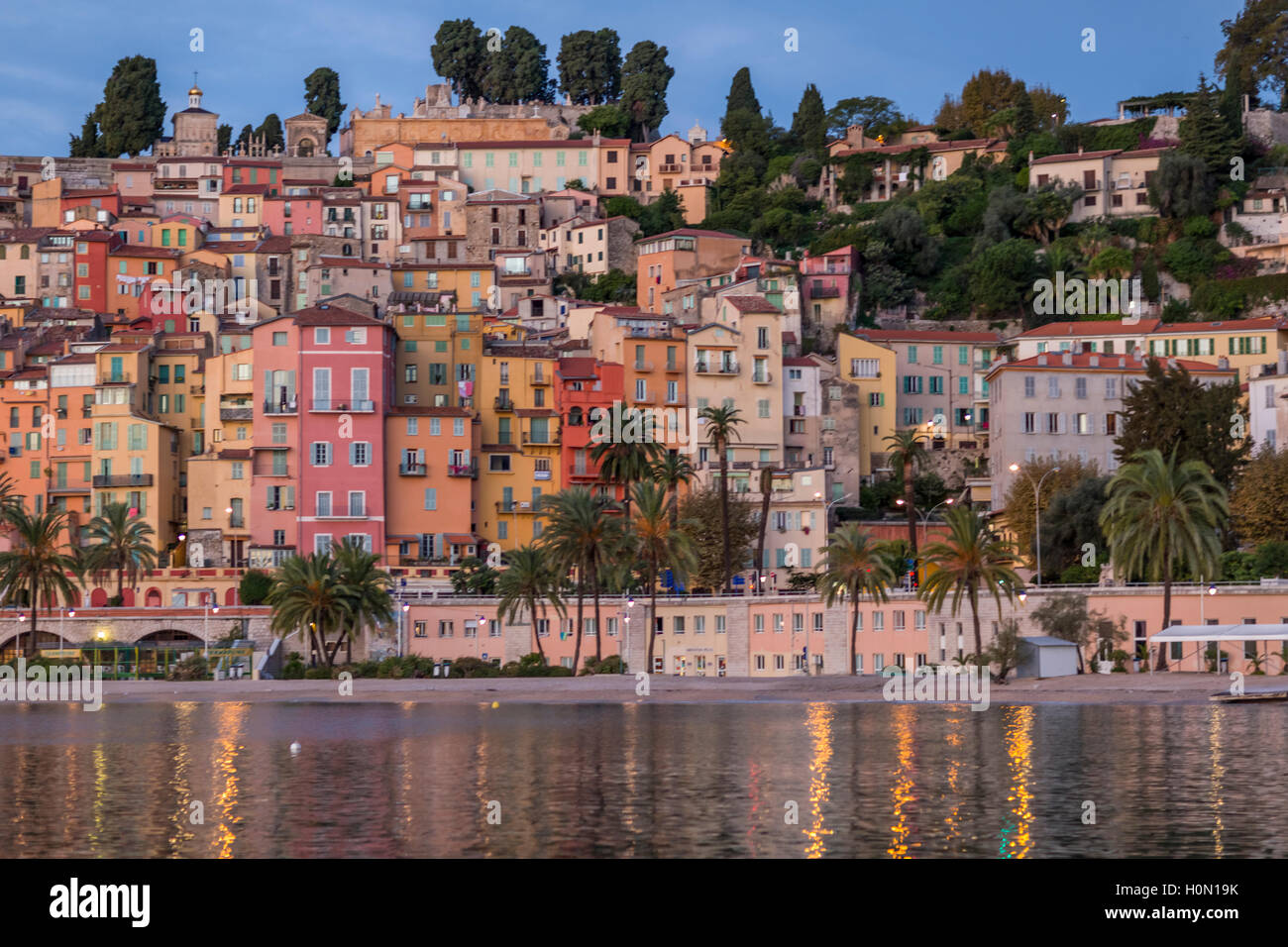 Menton, Alpes-Maritimes, Frankreich im Morgengrauen Stockfoto