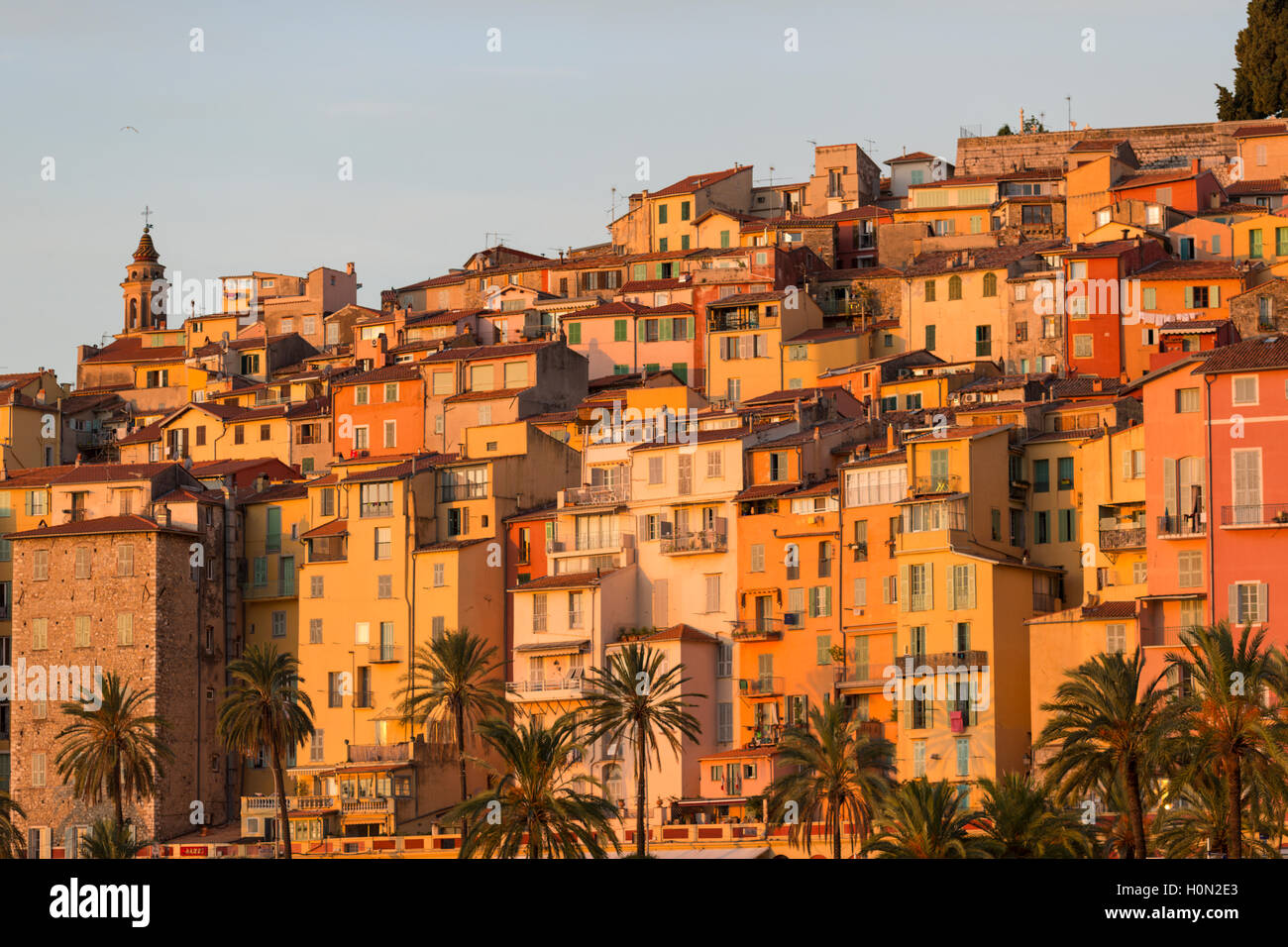Menton, Alpes-Maritimes, Frankreich bei Sonnenaufgang Stockfoto
