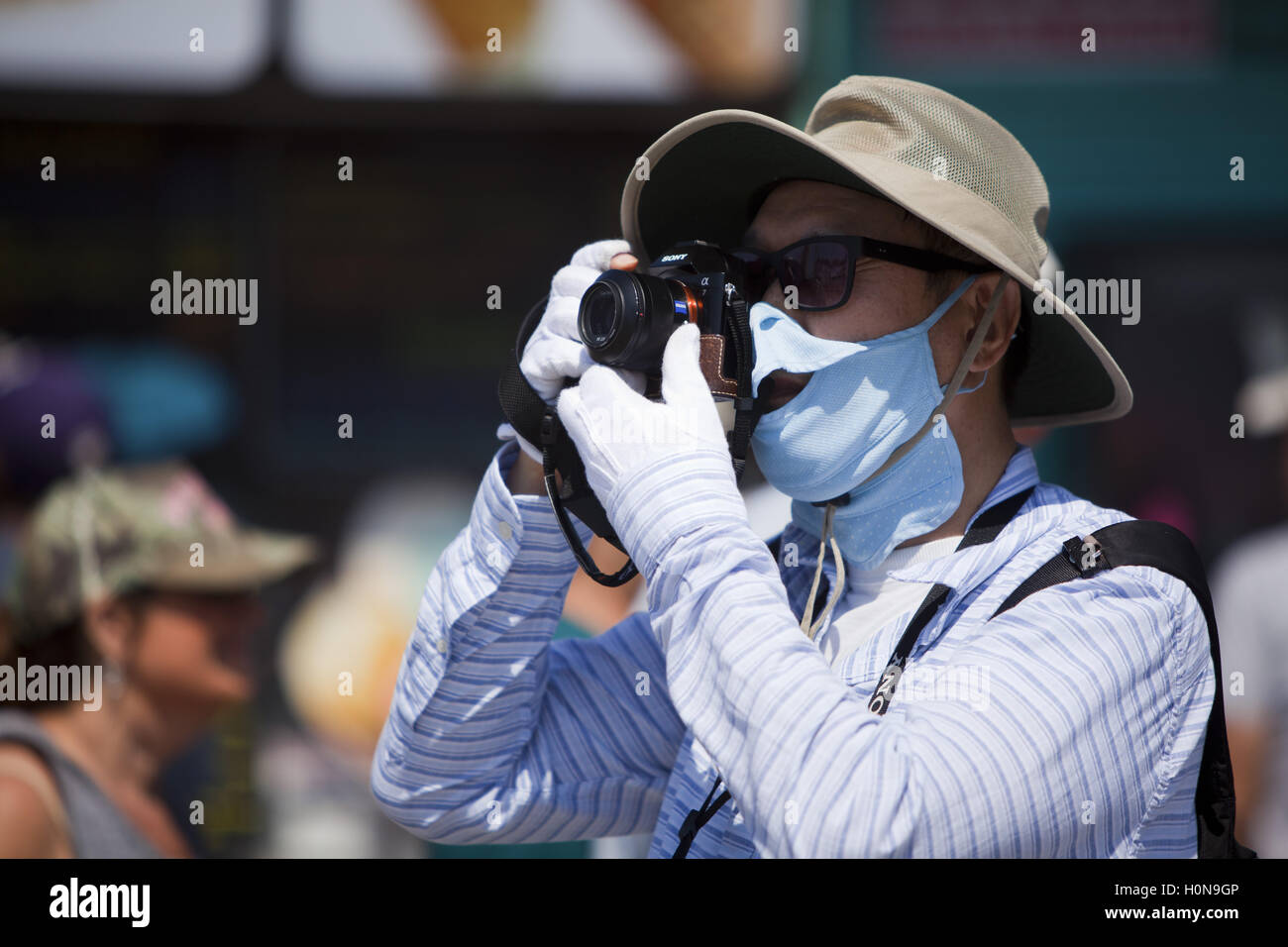 Mann mit Schutzmaske Fotografieren am Venice Beach, Kalifornien, USA Stockfoto