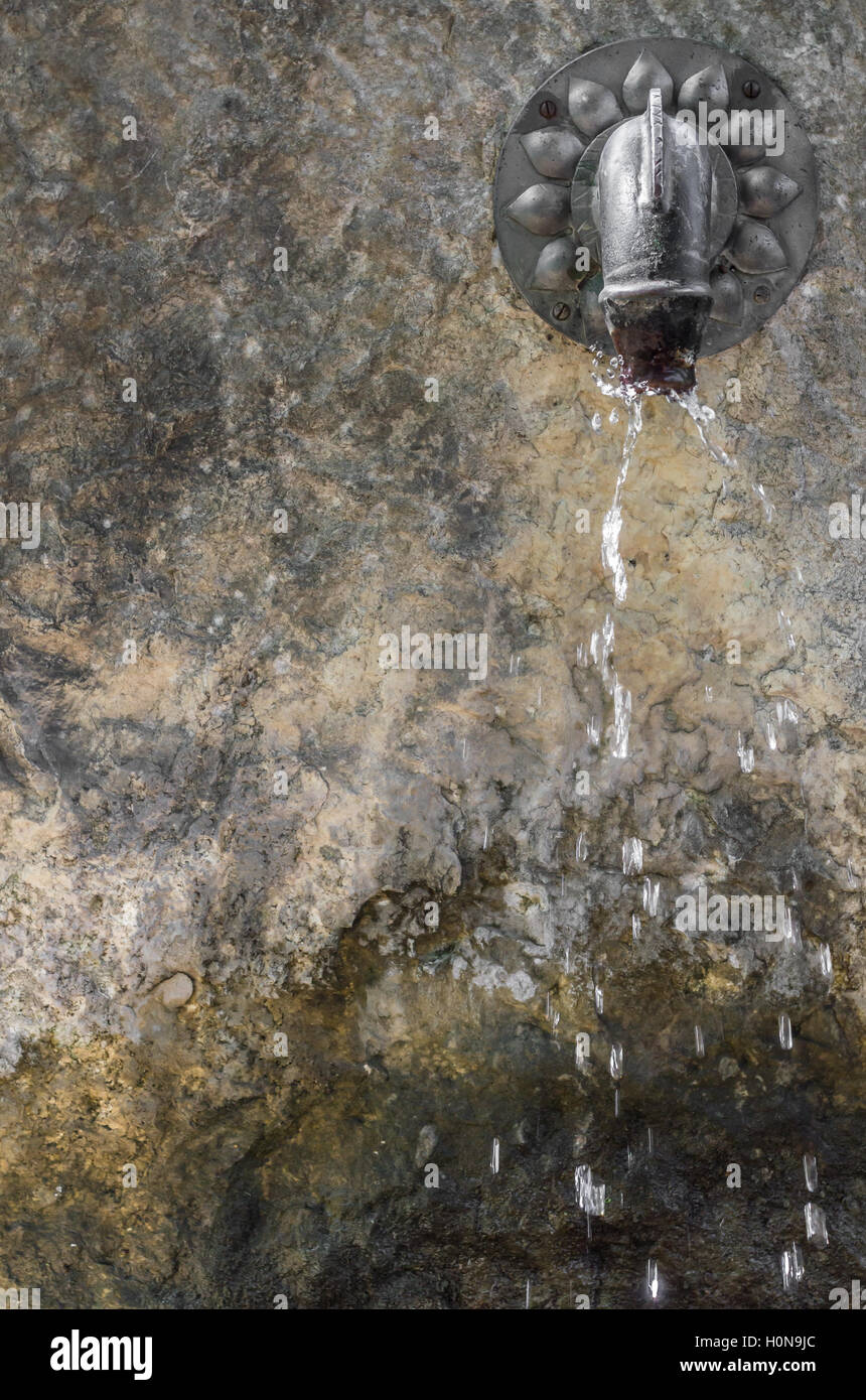 Nahaufnahme der alten Zimmerbrunnen mit Steinmauer, flachen DOF. Stockfoto