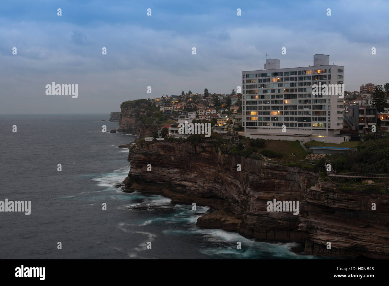 Abendlicht auf diesem ikonischen Apartmentgebäude in Diamond Bay Sydney, Australien Stockfoto