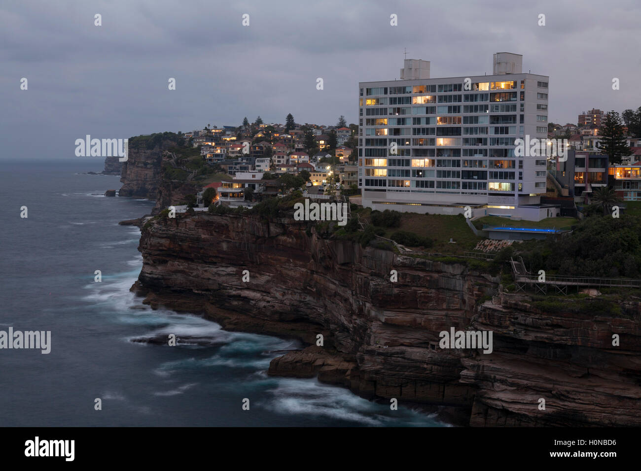 Abendlicht auf diesem ikonischen Apartmentgebäude in Diamond Bay Sydney, Australien Stockfoto