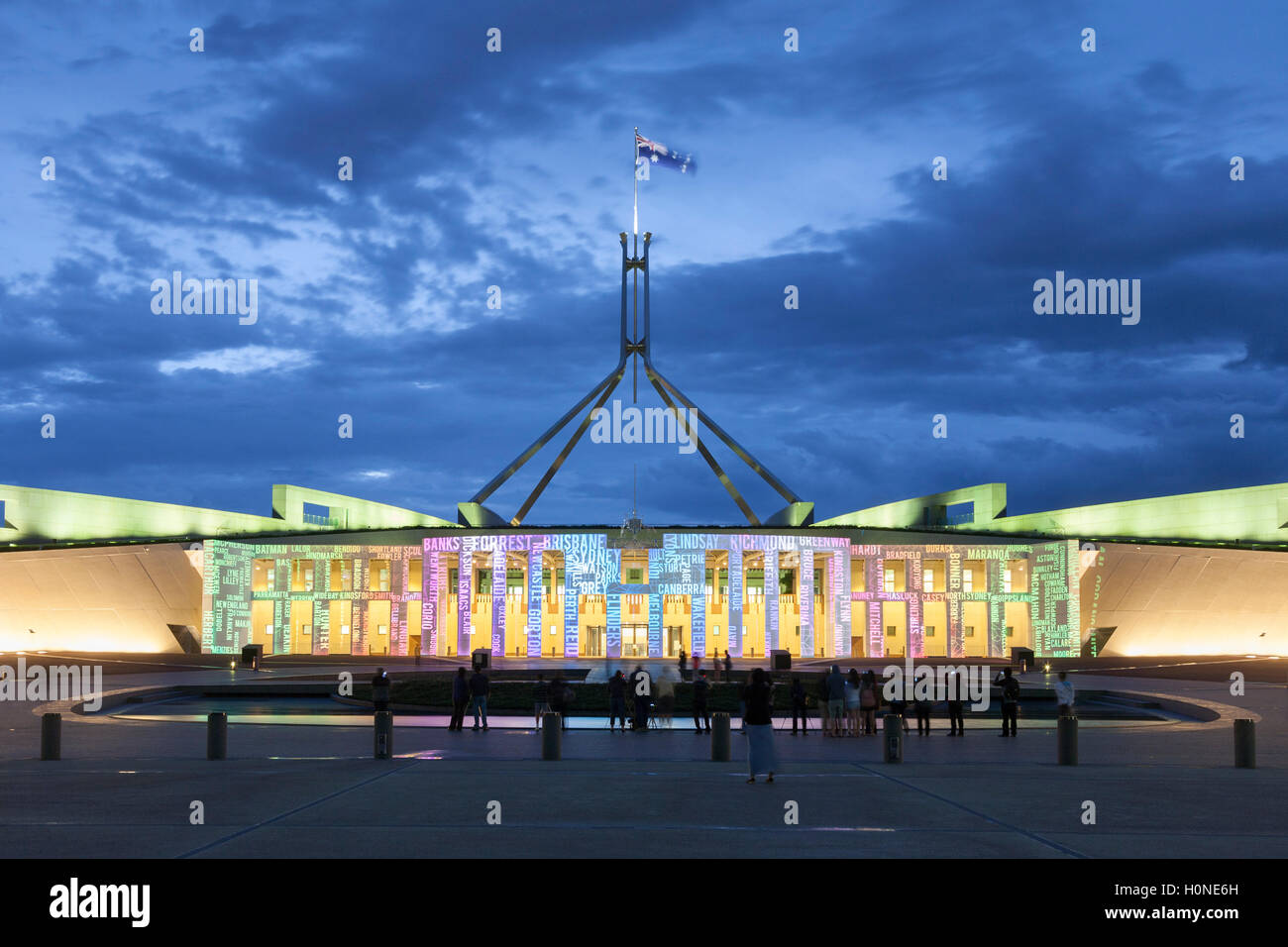 Vor dem Eingang zum Parlament House Canberra Australian Capital Territory Australien. Stockfoto