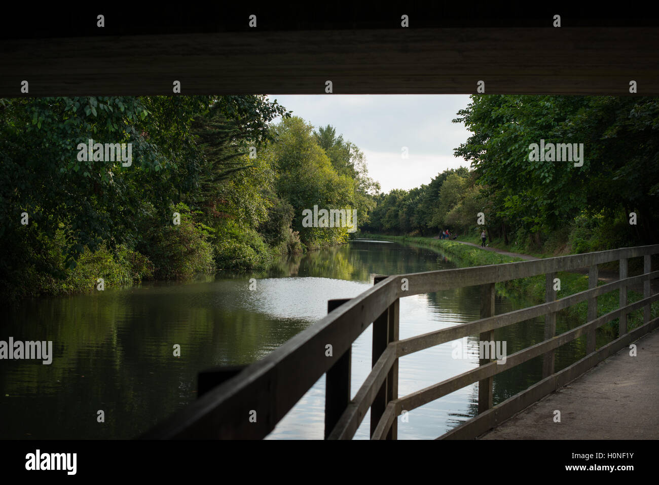 Die Chichester Kanal von unter einer Brücke in Chichester, West Sussex gesehen. Stockfoto