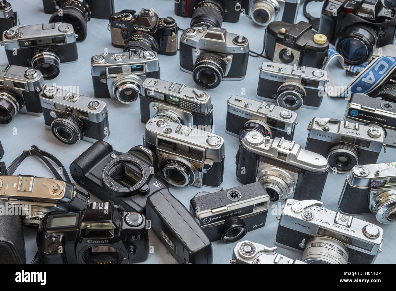 Auswahl an alten analogen Kameras zu verkaufen am Waterlooplein Flohmarkt, Amsterdam, Niederlande Stockfoto
