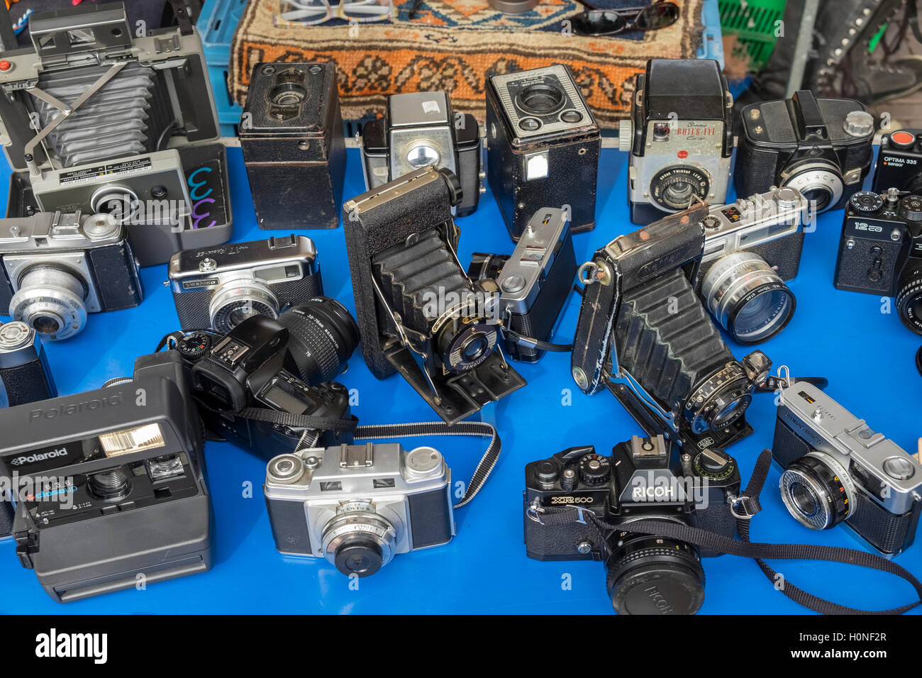 Auswahl an alten analogen Kameras zu verkaufen am Waterlooplein Flohmarkt, Amsterdam, Niederlande Stockfoto
