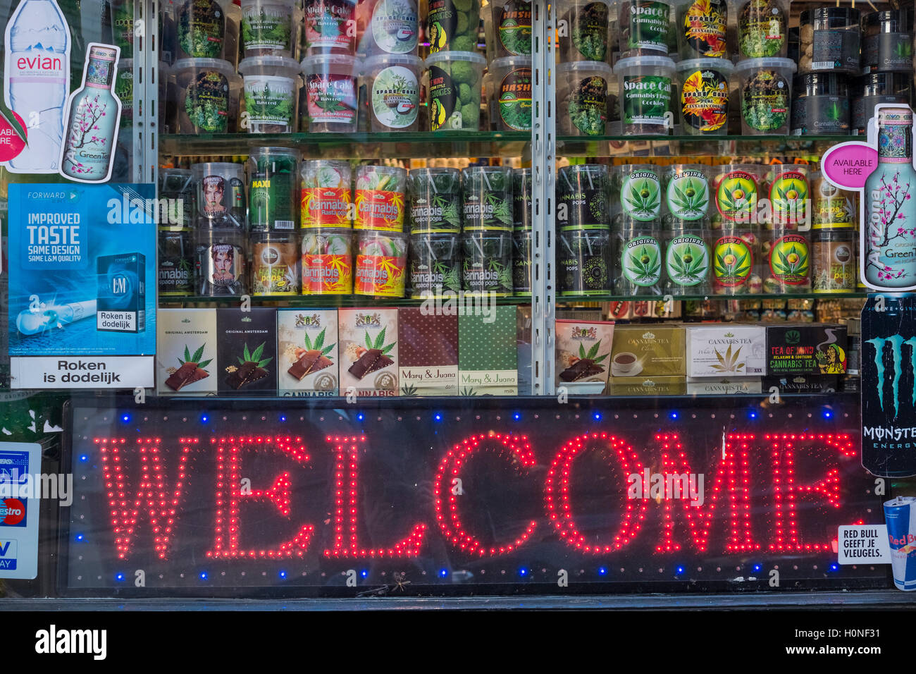 Cannabisprodukte angezeigt in einem Einzelhandel Schaufenster, Amsterdam, Niederlande Stockfoto