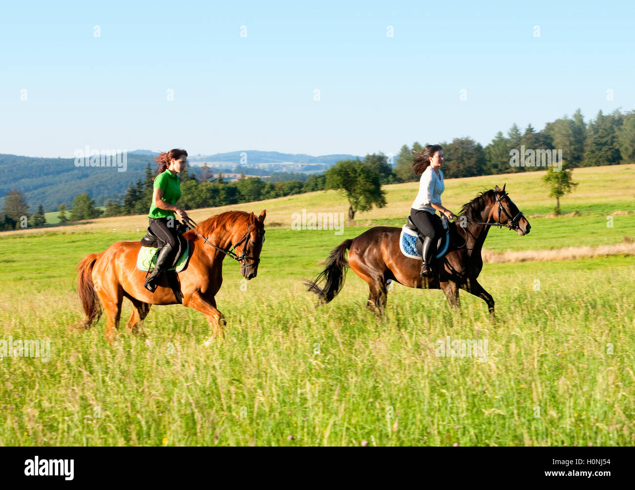 Zwei Frauen Reiten in einer Landschaft Stockfoto