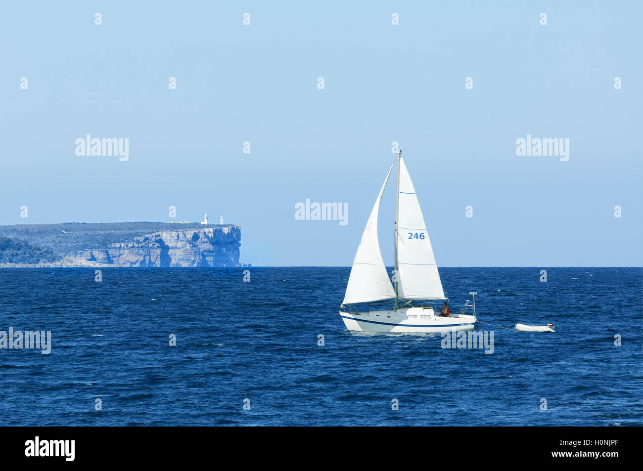 Segelboot in malerischen Jervis Bay mit Punkt senkrecht in der Ferne, New South Wales, NSW, Australien Stockfoto
